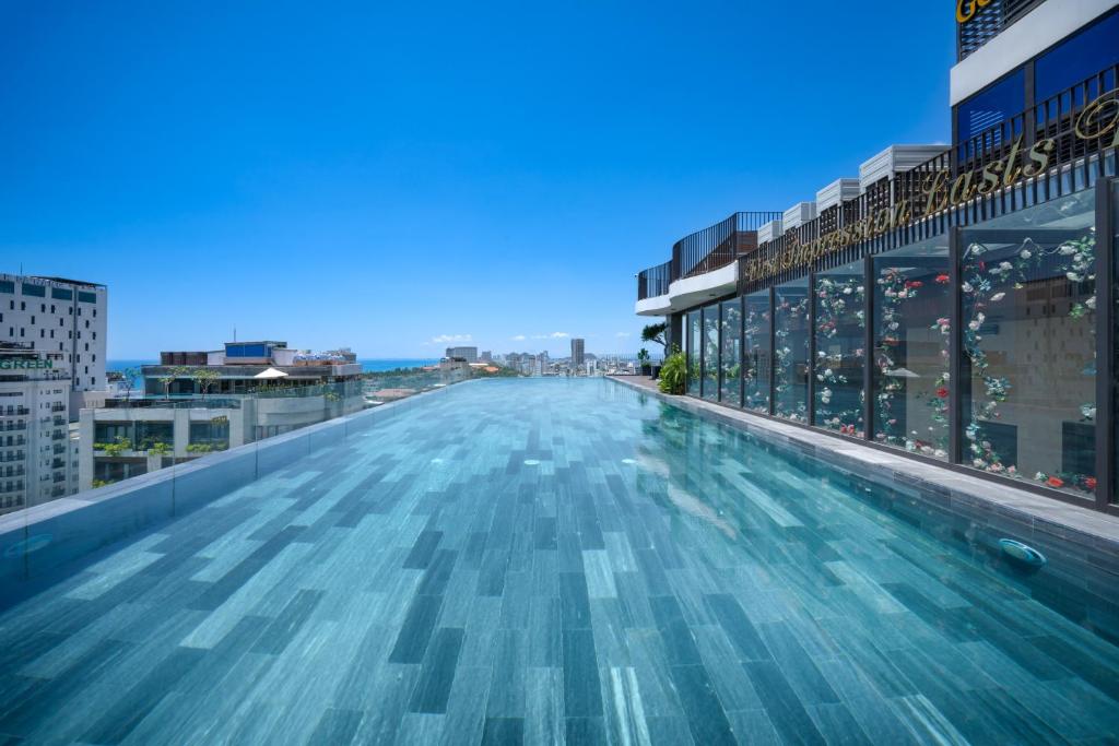 Golden Lotus Grand Da Nang - Panoramic Rooftop Bar & Daily Afternoon Tea