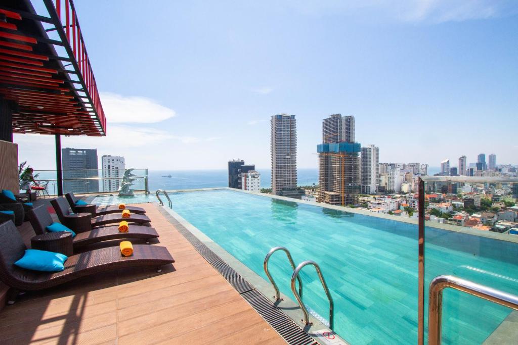 Cordial Grand Hotel Da Nang Beach - Infinity Rooftop Pool