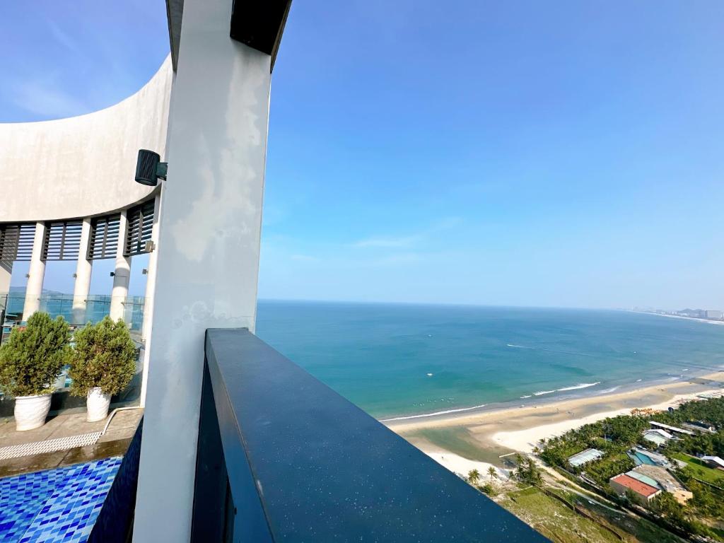 Luxurious apartment facing My Khe beach with 2 large beds FP